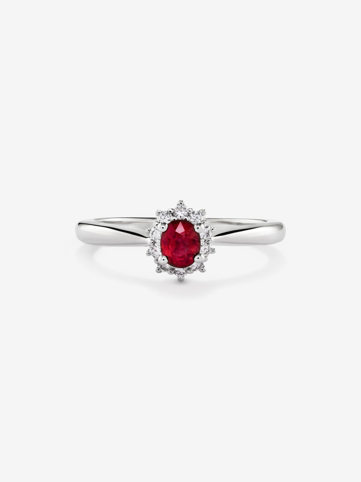 Anillo de oro blanco de 18K con rubí rojo vivid en talla oval de 0,50 cts y diamantes blancos en talla brillante de 0,25 cts