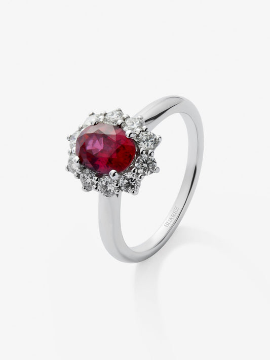 Anillo de oro blanco de 18K con rubí rojo vivid en talla oval de 1 cts y 12 diamantes en talla brillante con un total de 0,25 cts