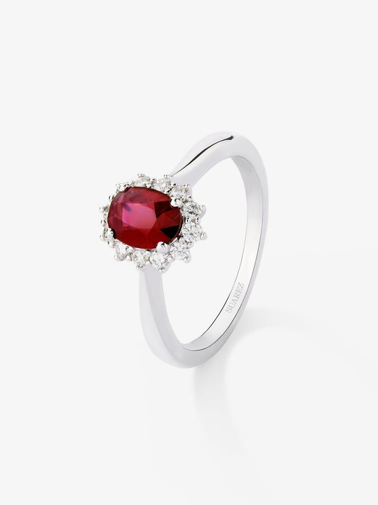 Anillo de oro blanco de 18K con rubí rojo en talla oval de 1 cts y diamantes en talla brillante con un total de 0,21 cts