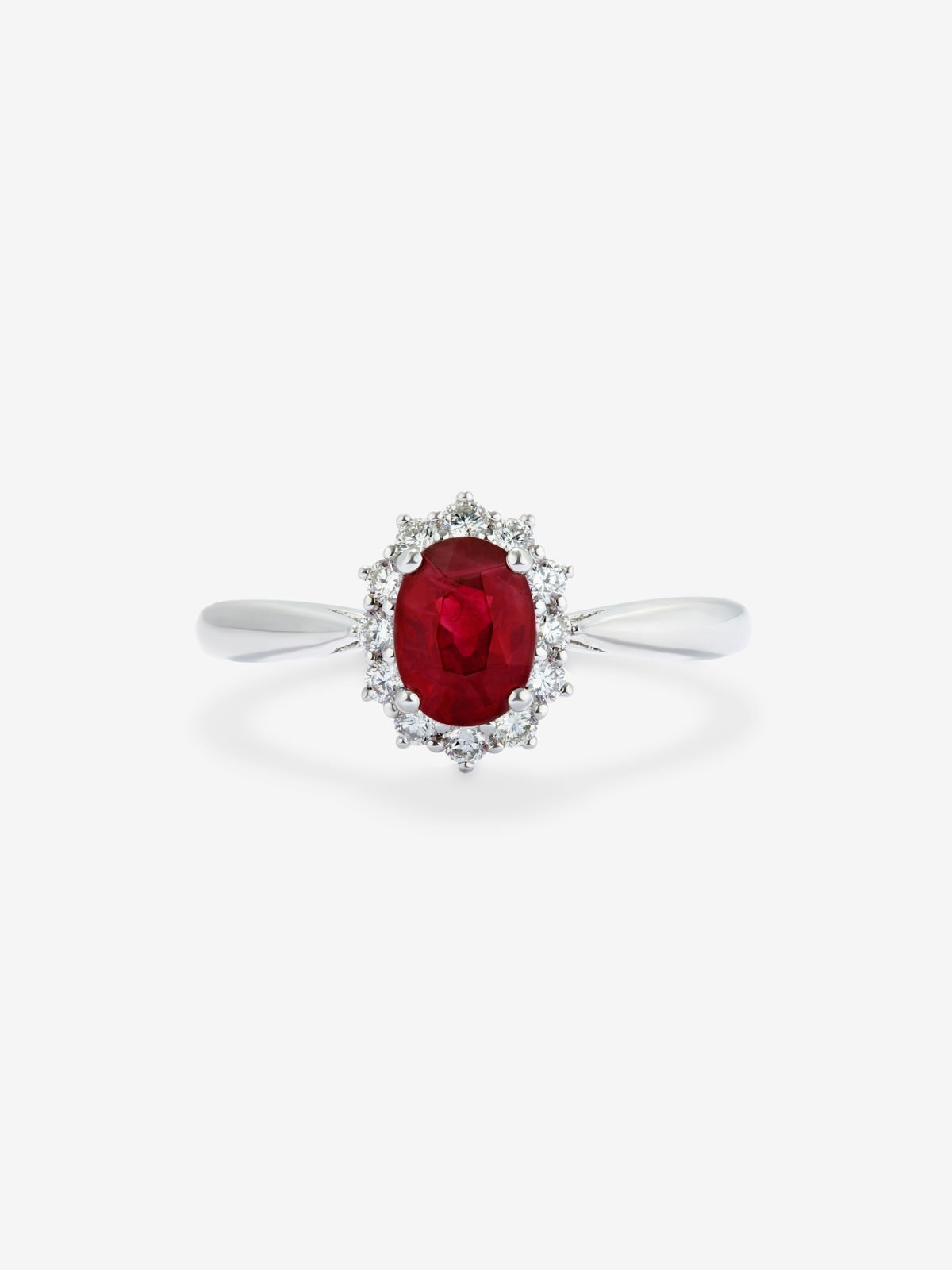 Anillo de oro blanco de 18K con rubí rojo en talla oval de 1 cts y diamantes en talla brillante con un total de 0,21 cts