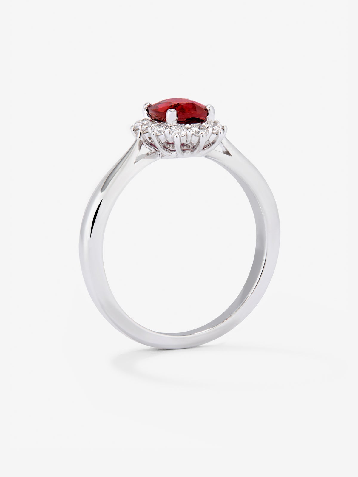 Anillo de oro blanco de 18K con rubí rojo en talla oval de 1 cts y diamantes en talla brillante con un total de 0,21 cts