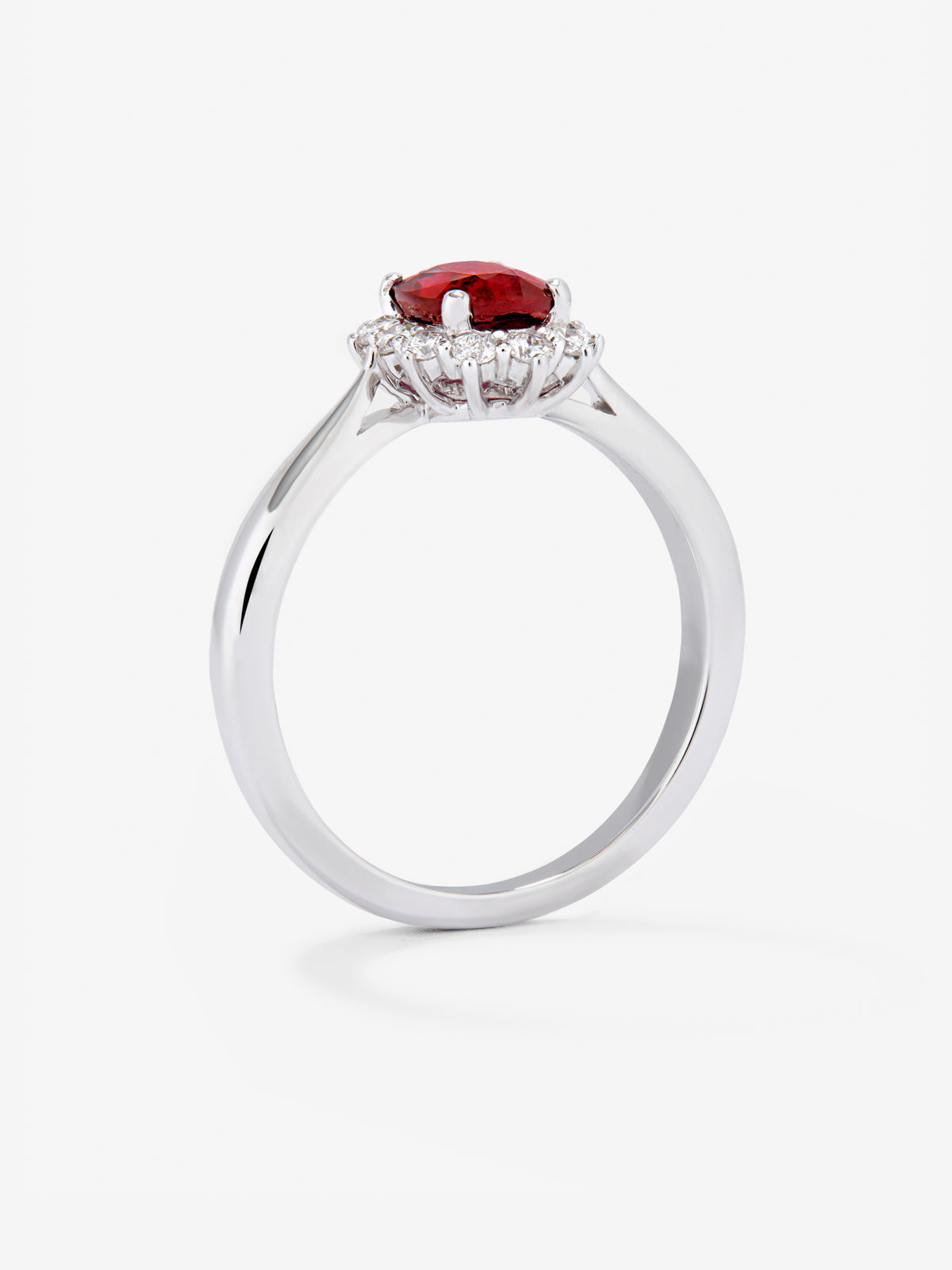 Anillo de oro blanco de 18K con rubí rojo en talla oval de 1,24 cts y diamantes en talla brillante con un total de 0,34 cts