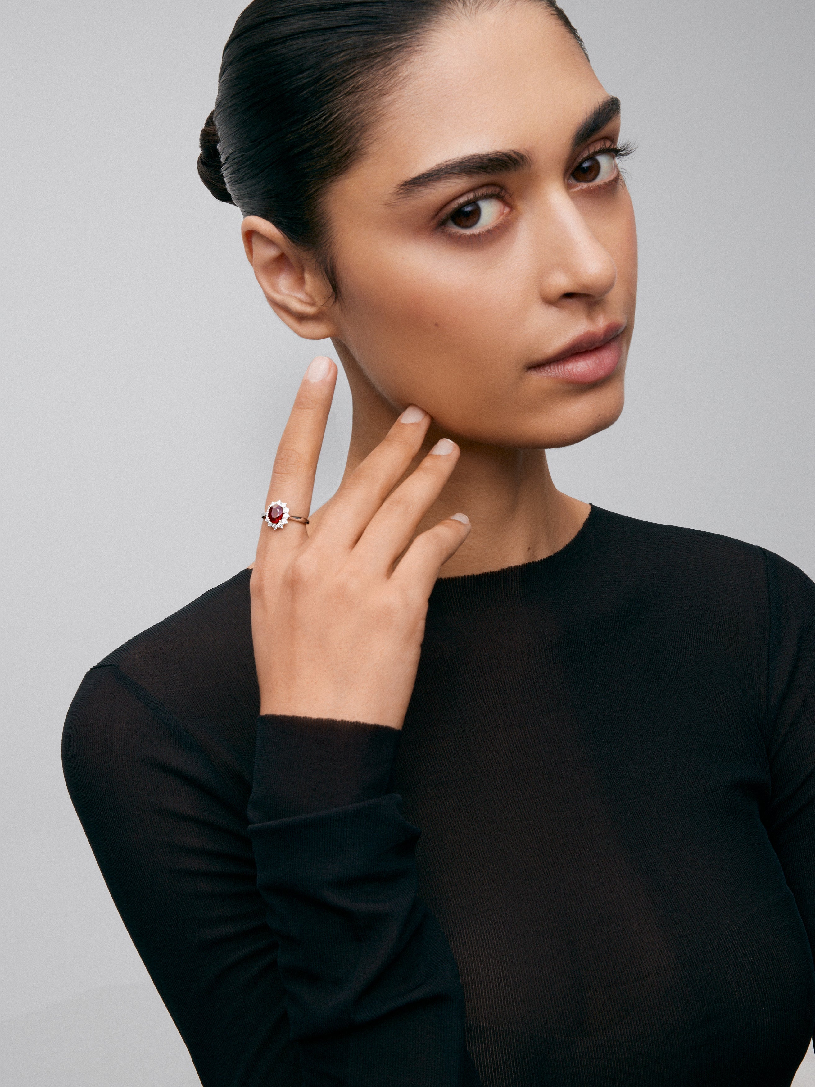 Anillo de oro blanco de 18K con rubí rojo vivid en talla oval de 0,50 cts y diamantes blancos en talla brillante de 0,25 cts