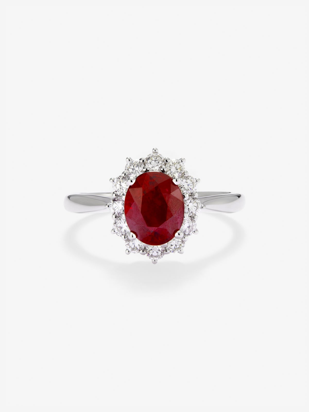 Anillo de oro blanco de 18K con rubí rojo vivid en talla oval de 0,50 cts y diamantes blancos en talla brillante de 0,25 cts
