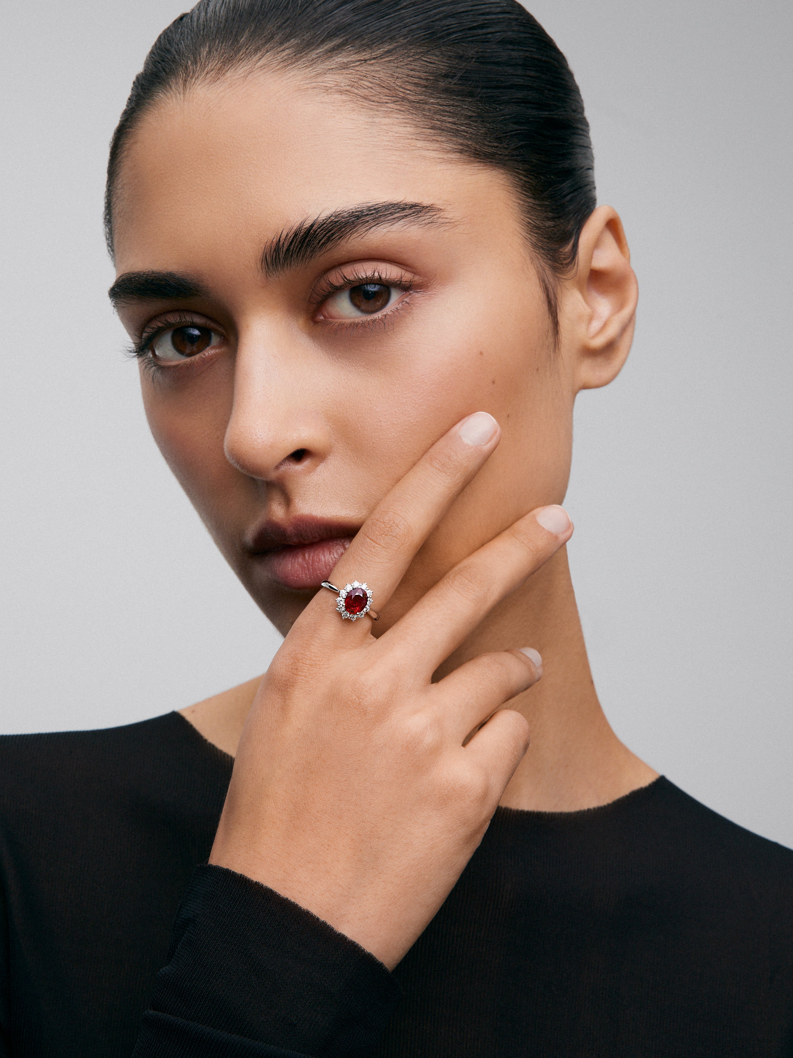 Anillo de oro blanco de 18K con rubí rojo vivid en talla oval de 0,50 cts y diamantes blancos en talla brillante de 0,25 cts