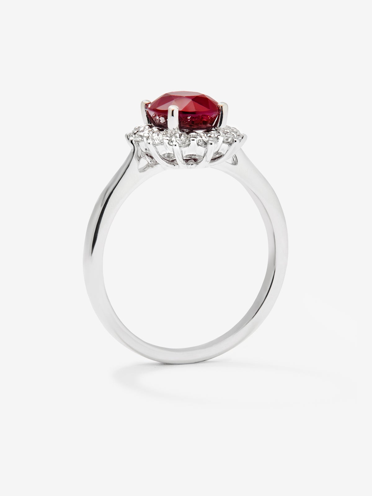 Anillo de oro blanco de 18K con rubí rojo vivid en talla oval de 0,50 cts y diamantes blancos en talla brillante de 0,25 cts