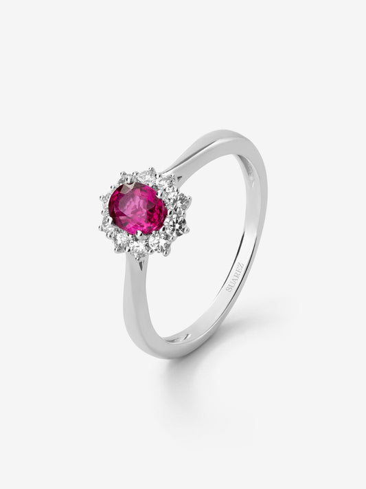 Anillo de oro blanco de 18K con rubí rojo vivid en talla oval de 0,50 cts y diamantes blancos en talla brillante de 0,25 cts