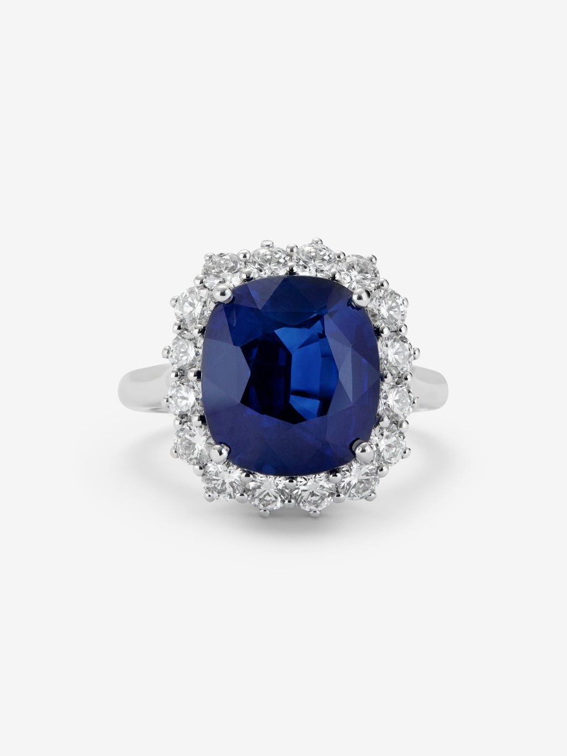 Anillo de oro blanco de 18K con zafiro azul en talla cushion de 7,4 cts y  diamantes en talla brillante con un total de 1,27 cts