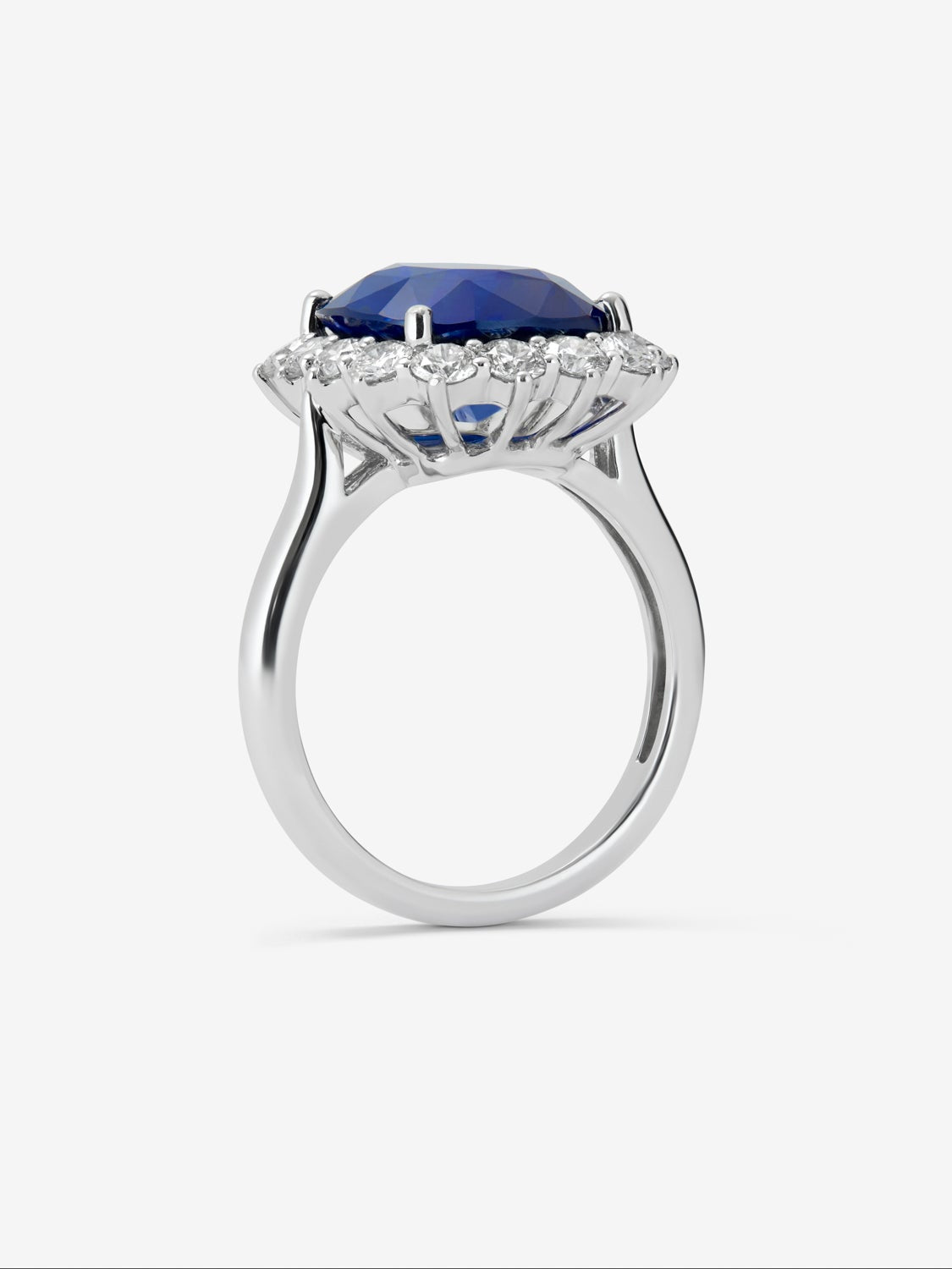 Anillo de oro blanco de 18K con zafiro azul en talla cushion de 7,4 cts y  diamantes en talla brillante con un total de 1,27 cts