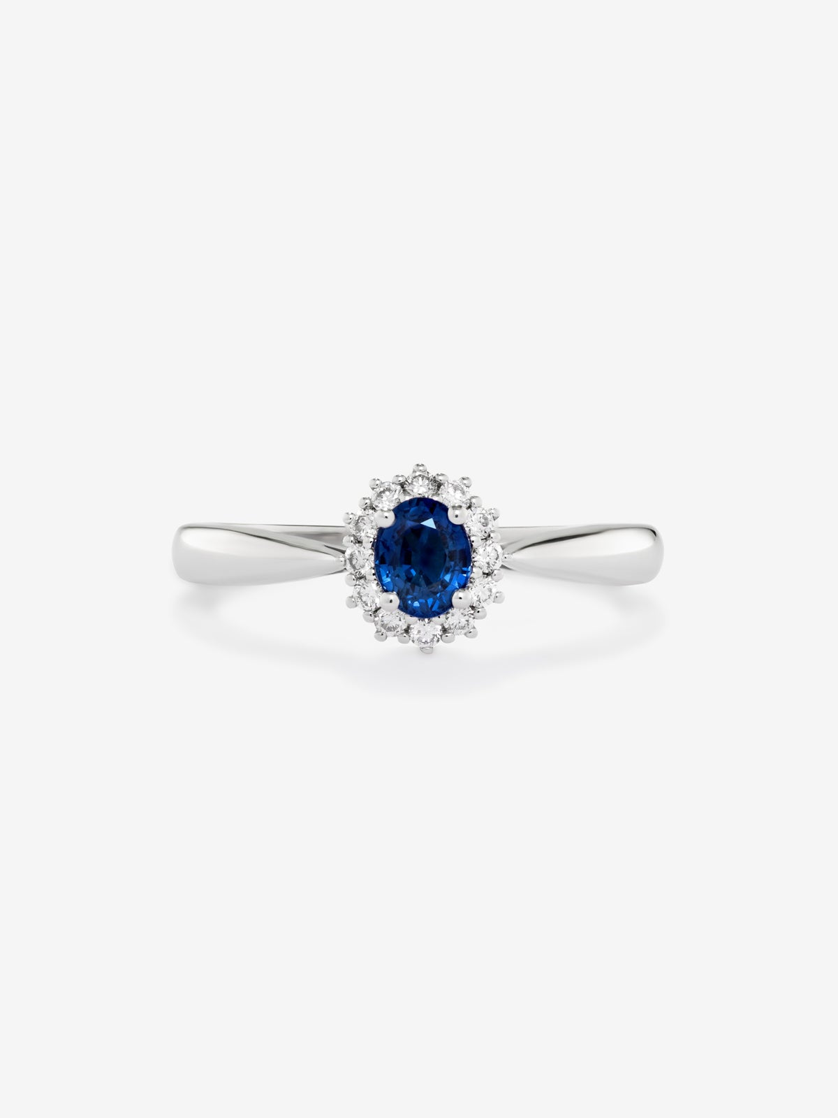 Anillo de oro blanco de 18K con zafiro azul royal en talla oval de 0,82 cts y diamantes en talla brillante de 0,32 cts