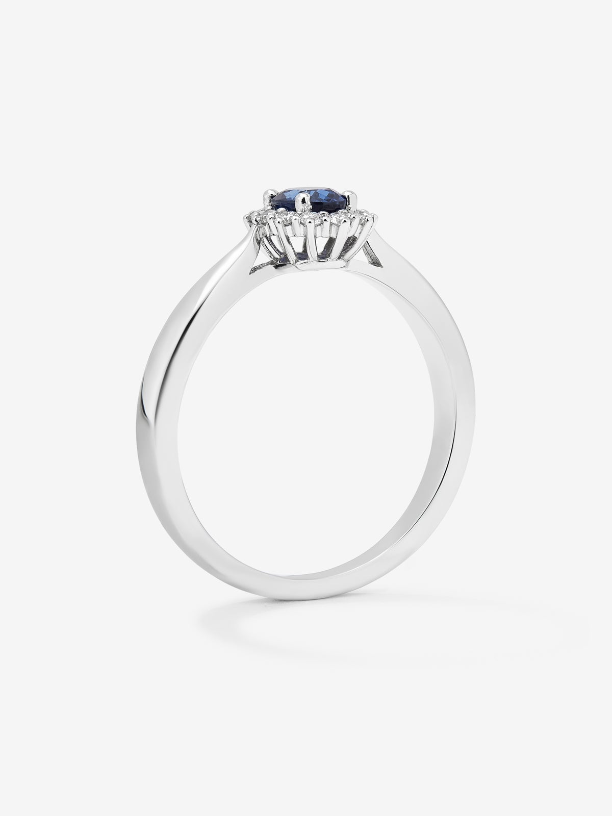 Anillo de oro blanco de 18K con zafiro azul royal en talla oval de 0,82 cts y diamantes en talla brillante de 0,32 cts