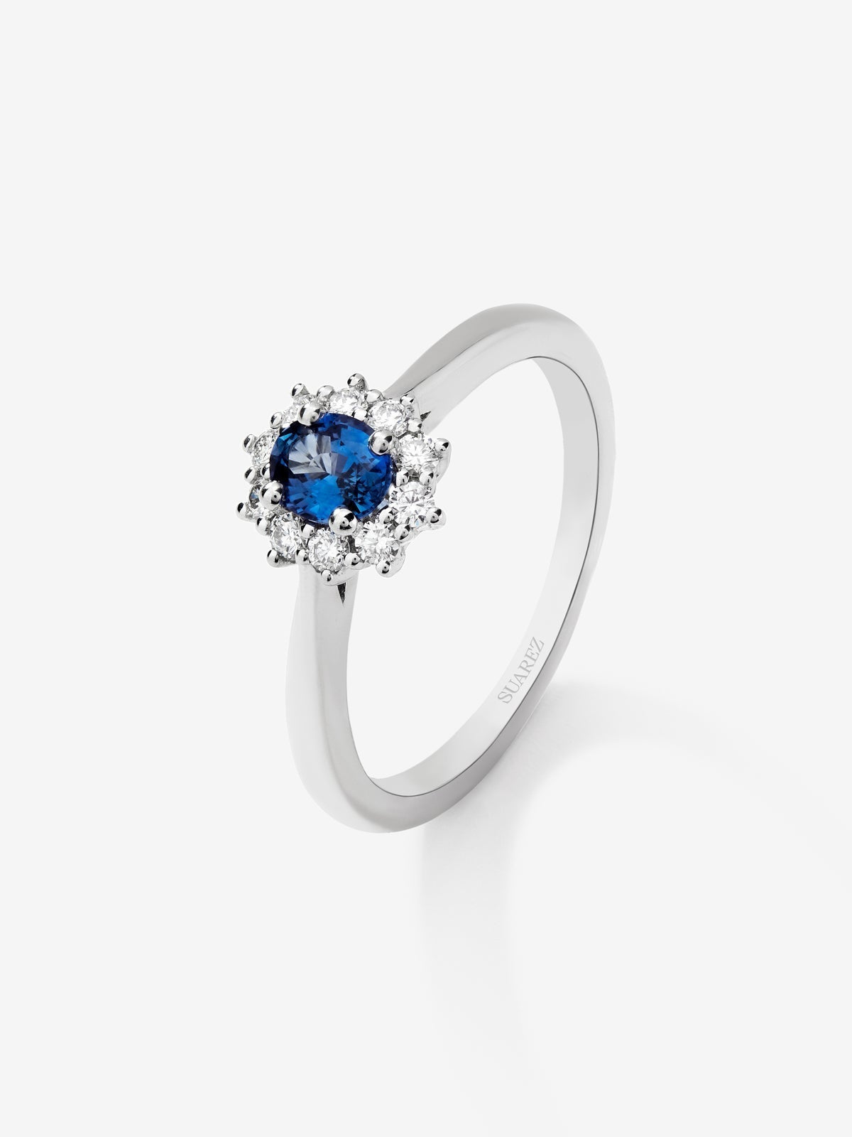 Anillo de oro blanco de 18K con zafiro azul en talla oval de 0,31 cts y diamantes en talla brillante con un total de 0,10 cts