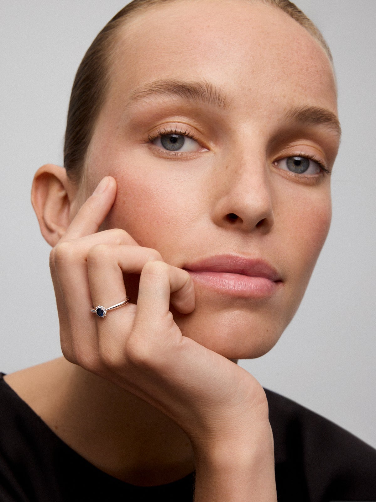 Anillo de oro blanco de 18K con zafiro azul royal en talla oval de 0,25 cts y diamantes en talla brillante de 0,18 cts