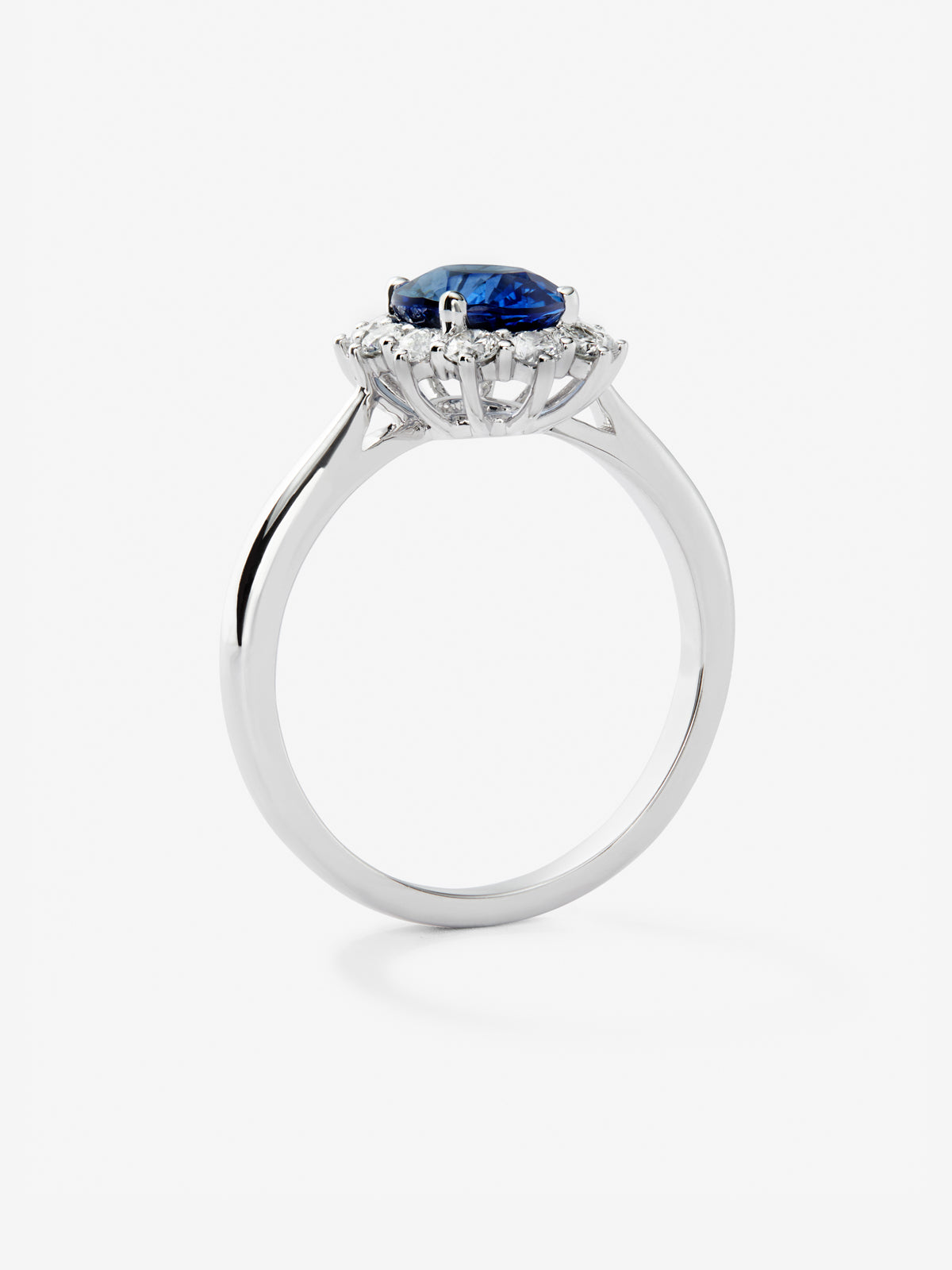 18K white gold ring with sapphire
