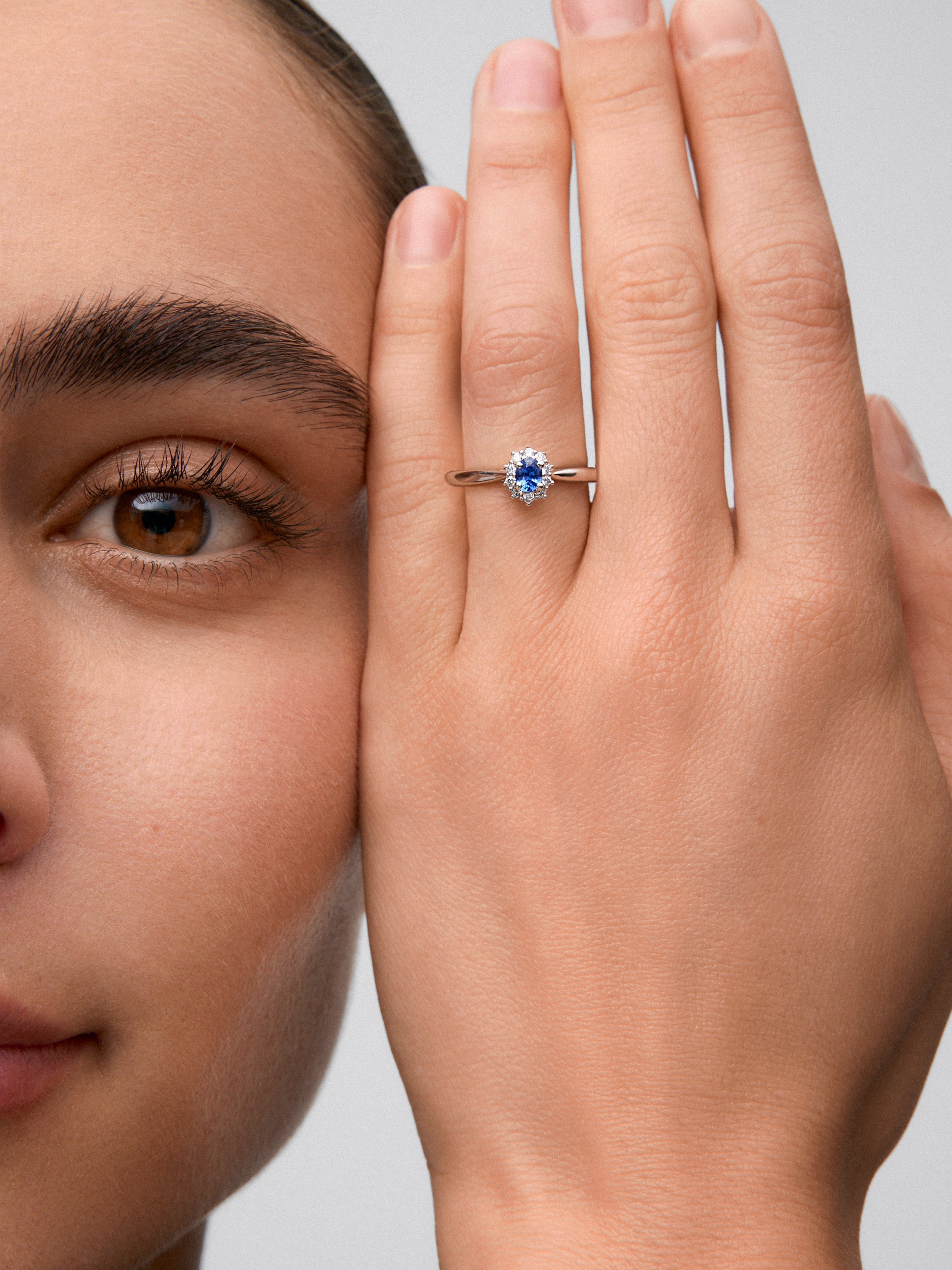Anillo de oro blanco de 18K con zafiro azul royal en talla oval y diamantes en talla brillante
