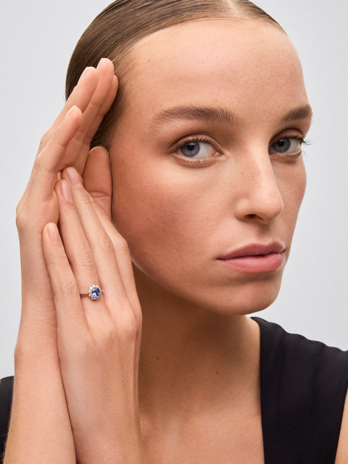 Anillo de oro blanco de 18K con zafiro azul en talla oval de 0,78 cts y diamantes en talla brillante con un total de 0,32 cts