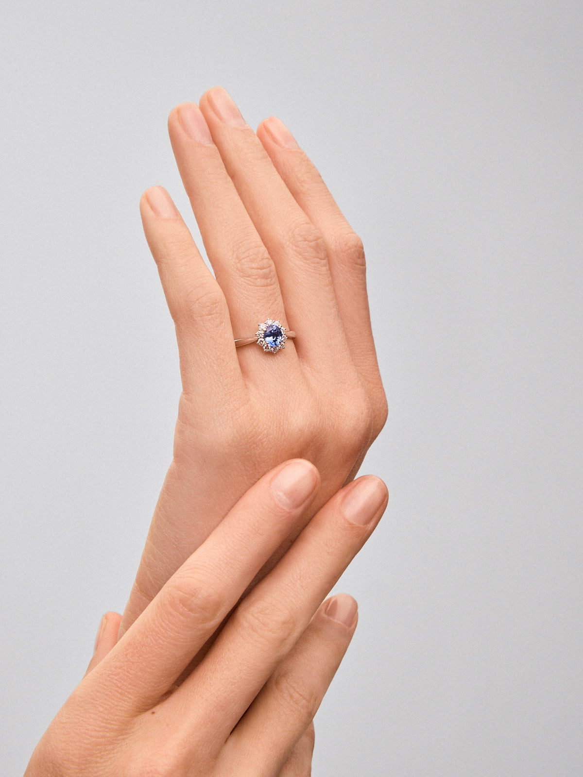 Anillo de oro blanco de 18K con zafiro azul en talla oval de 0,78 cts y diamantes en talla brillante con un total de 0,32 cts