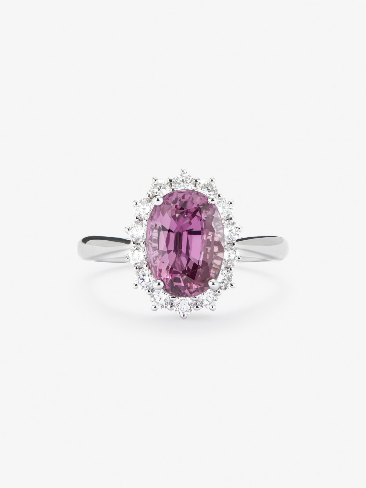 Anillo de oro blanco de 18K con zafiro rosa en talla oval de 0,55 cts y 12 diamantes en talla brillante con un total de 0,1 cts
