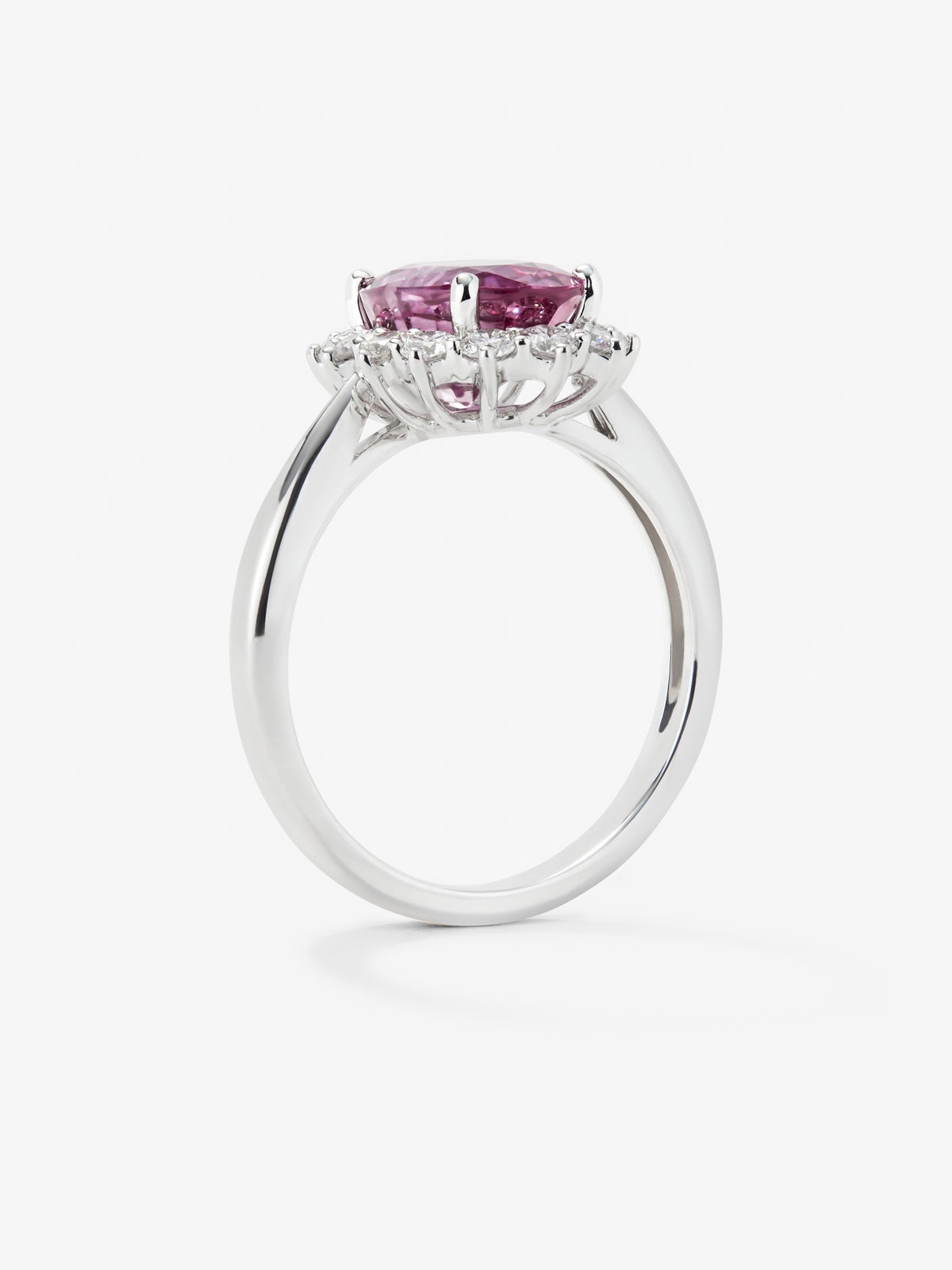 Anillo de oro blanco de 18K con zafiro rosa en talla oval de 0,55 cts y 12 diamantes en talla brillante con un total de 0,1 cts