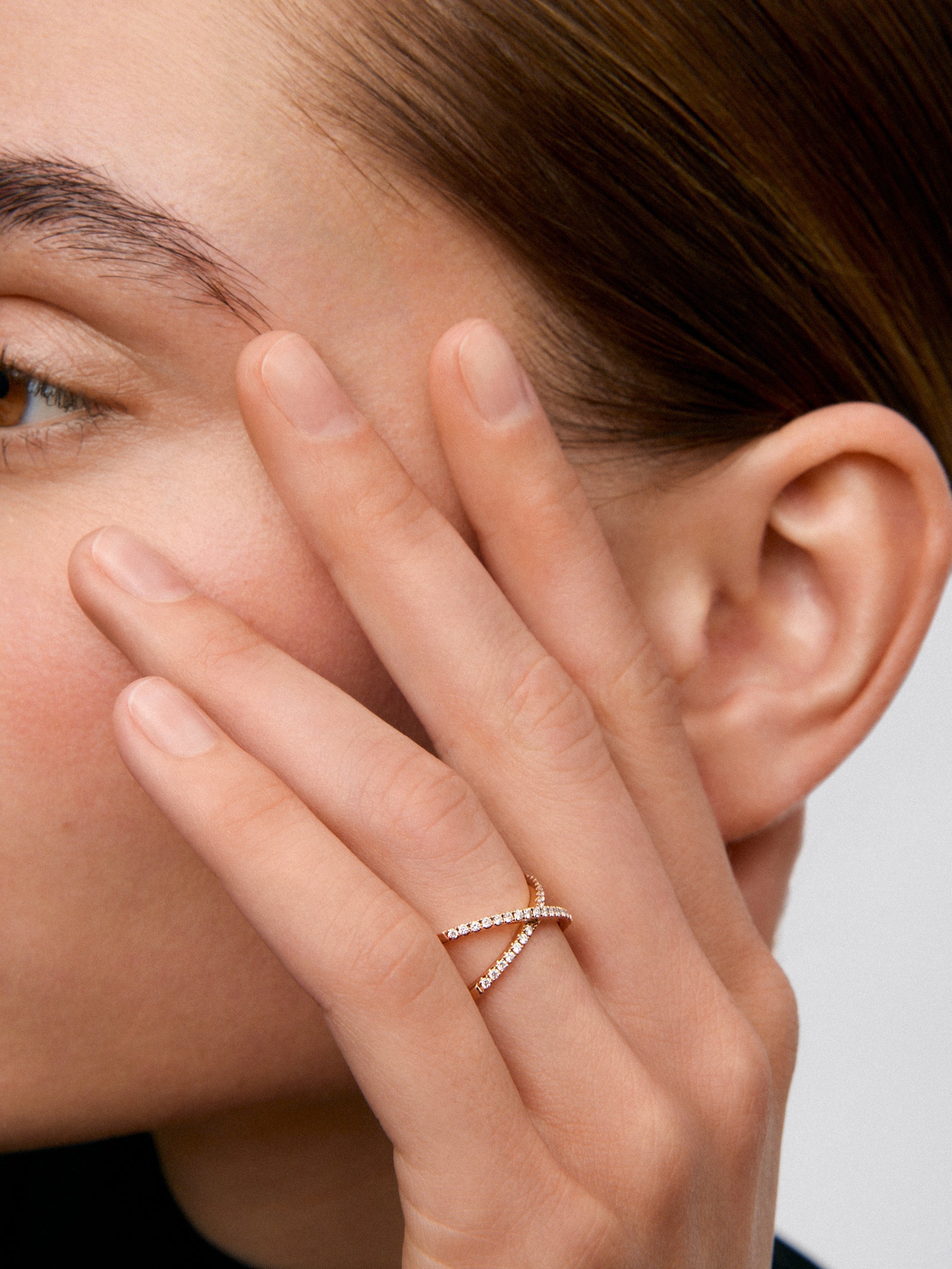 Anillo cruzado de oro rosa de 18K con 33 diamantes blancos en talla brillante con un total de 0,2 cts