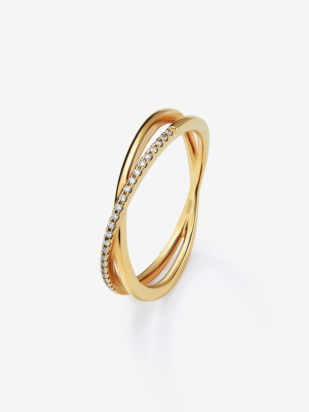 Anillo cruzado de oro amarillo de 18K con pave de diamantes