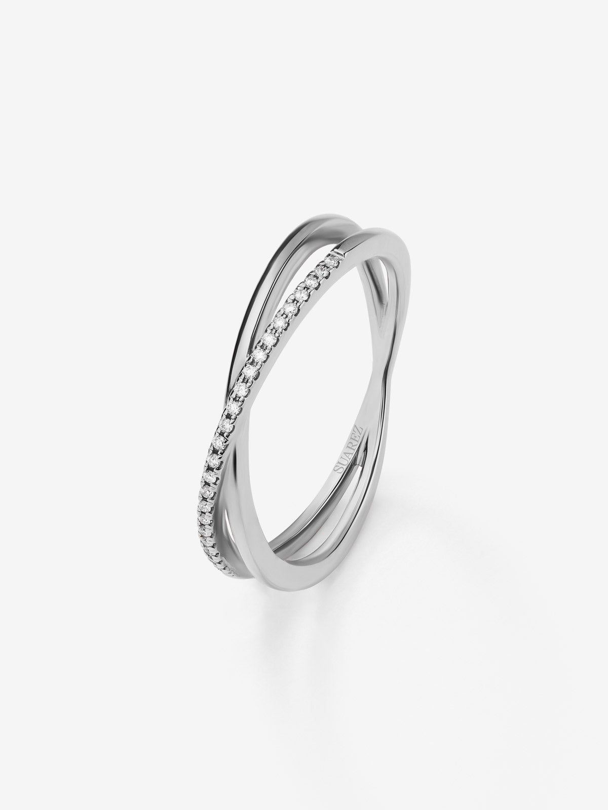 Anillo cruzado de oro blanco de 18K con 24 diamantes en talla brillante con un total de 0,07 cts
