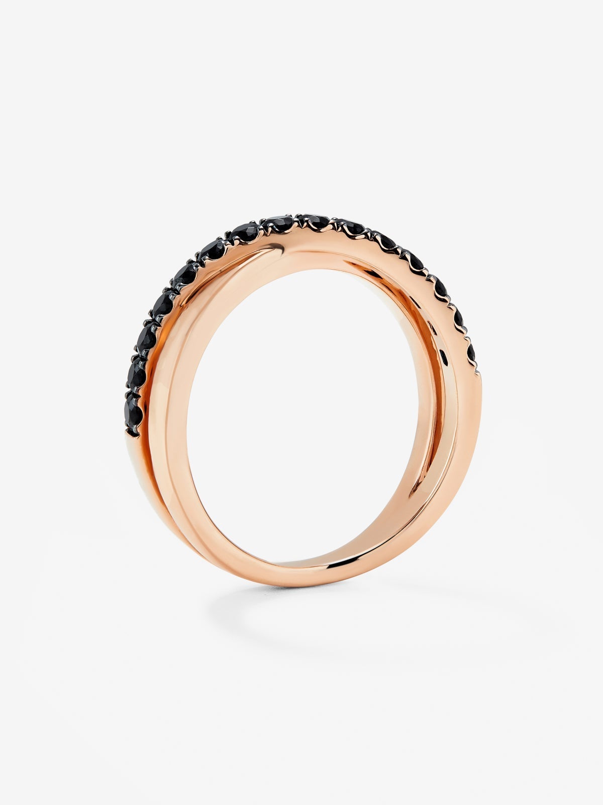 Anillo cruzado de oro rosa de 18K con 15 espinelas negras en talla brillante