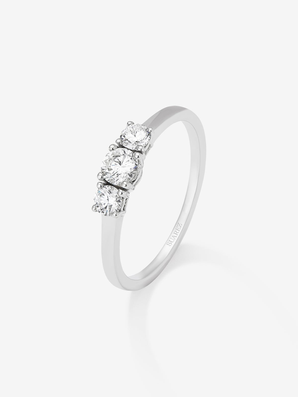 Anillo tresillo de oro blanco de 18K con diamantes blancos en talla brillante de 0,45 cts