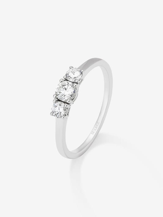 Anillo tresillo de oro blanco de 18K con diamantes blancos en talla brillante de 0,45 cts