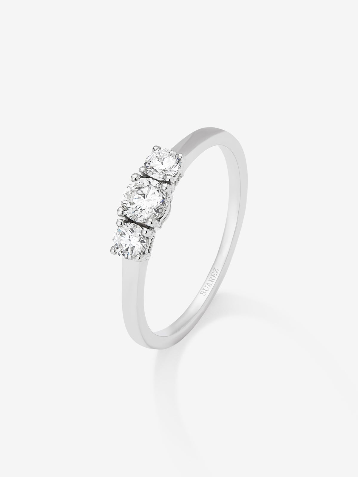 Anillo tresillo de oro blanco de 18K con diamantes blancos en talla brillante de 0,45 cts