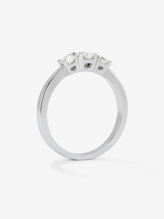 18K white gold solitaire ring with 0.3 ct brilliant-cut diamond