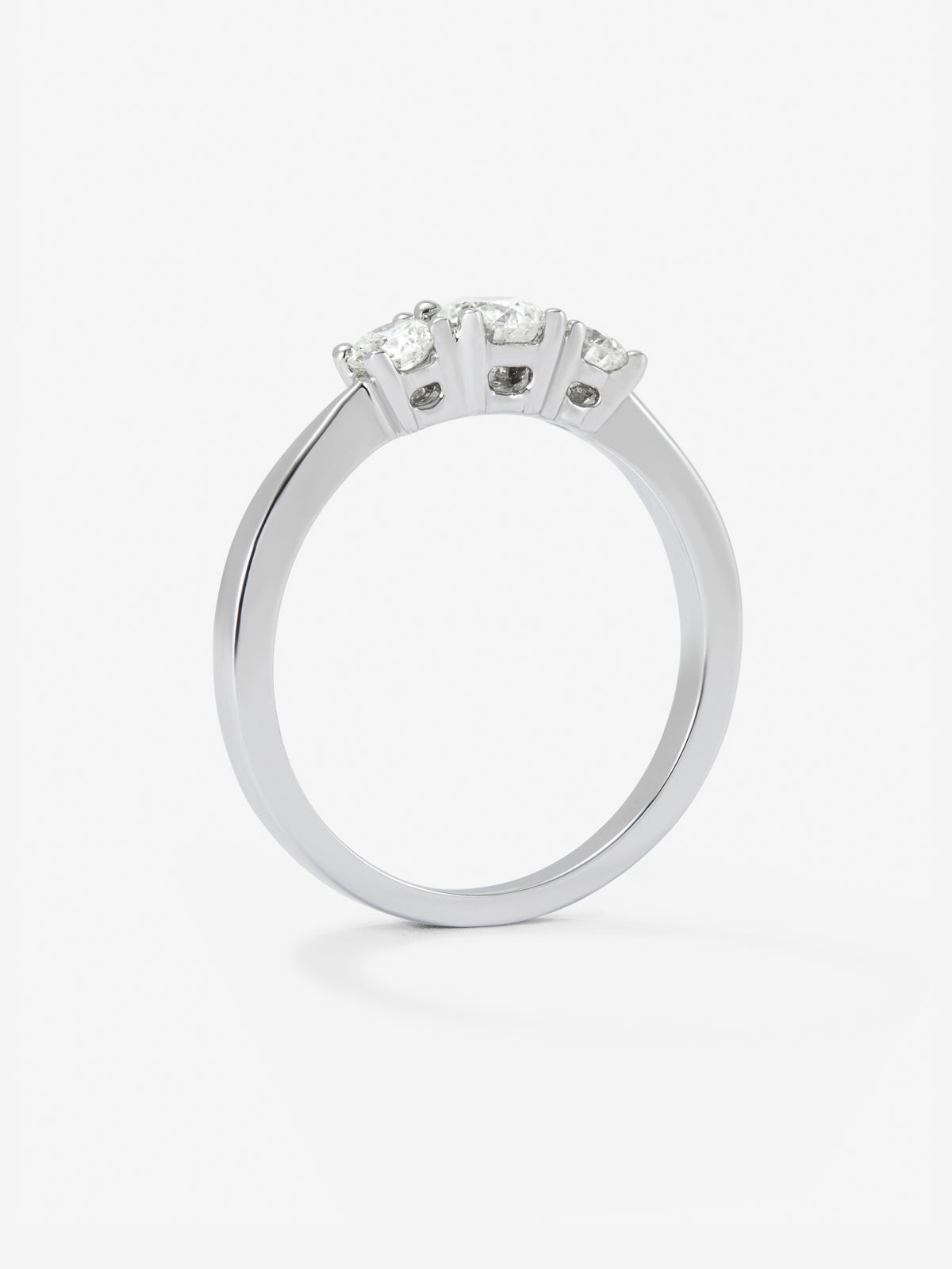 Anillo tresillo de oro blanco de 18K con 3 diamantes en talla brillante con un total de 0,6 cts