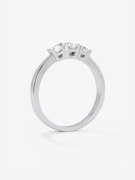 Anillo tresillo de oro blanco de 18K con 3 diamantes en talla brillante con un total de 0,6 cts