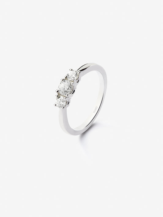 18K white gold solitaire ring with 0.3 ct brilliant-cut diamond