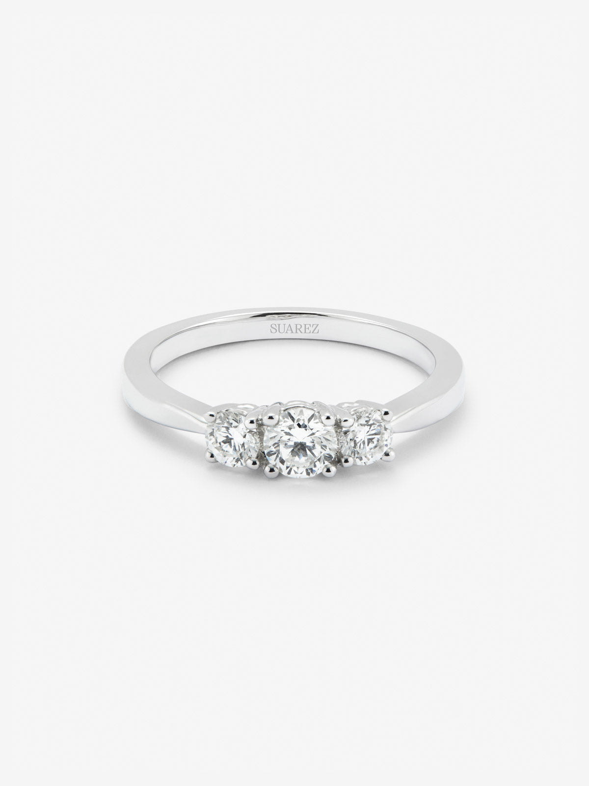Anillo solitario de oro blanco de 18K con diamante en talla brillante de 0,3 cts