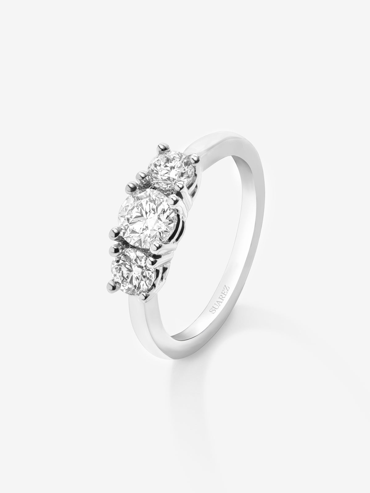 Anillo tresillo de oro blanco de 18K con 3 diamantes en talla brillante