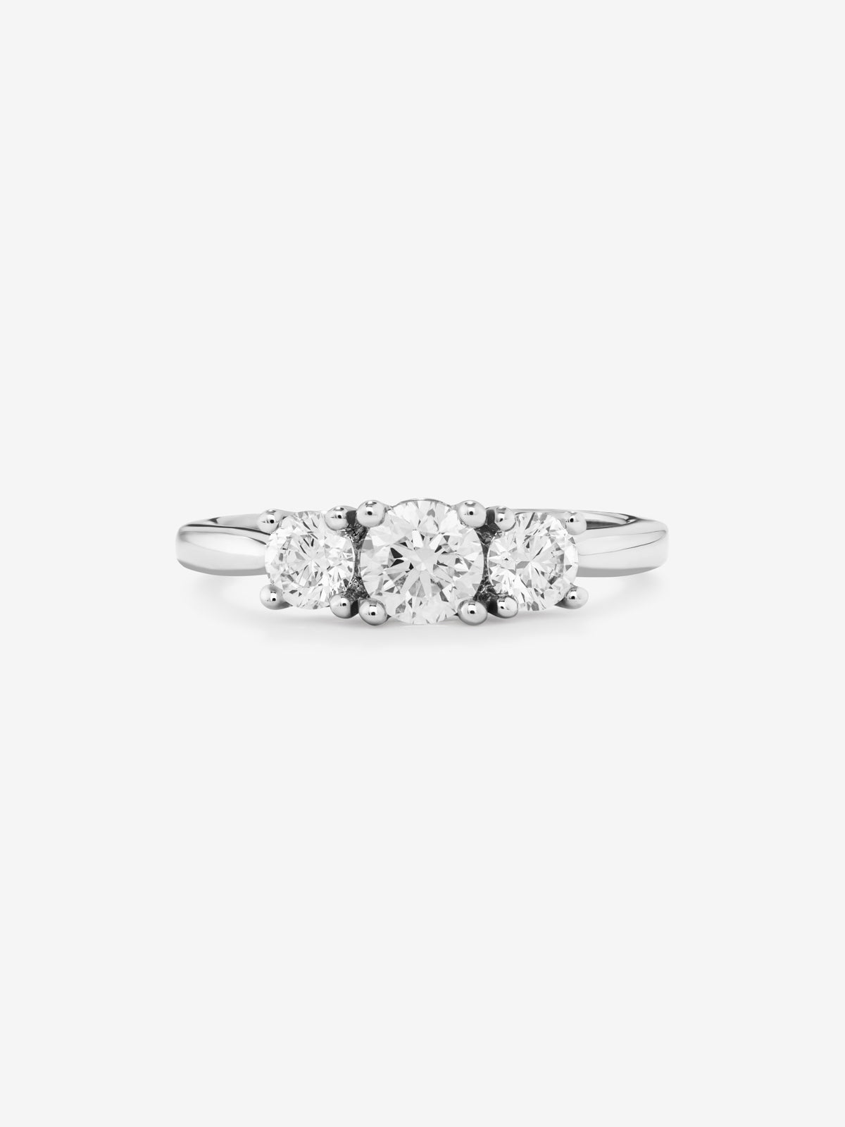 Anillo tresillo de oro blanco de 18K con 3 diamantes en talla brillante