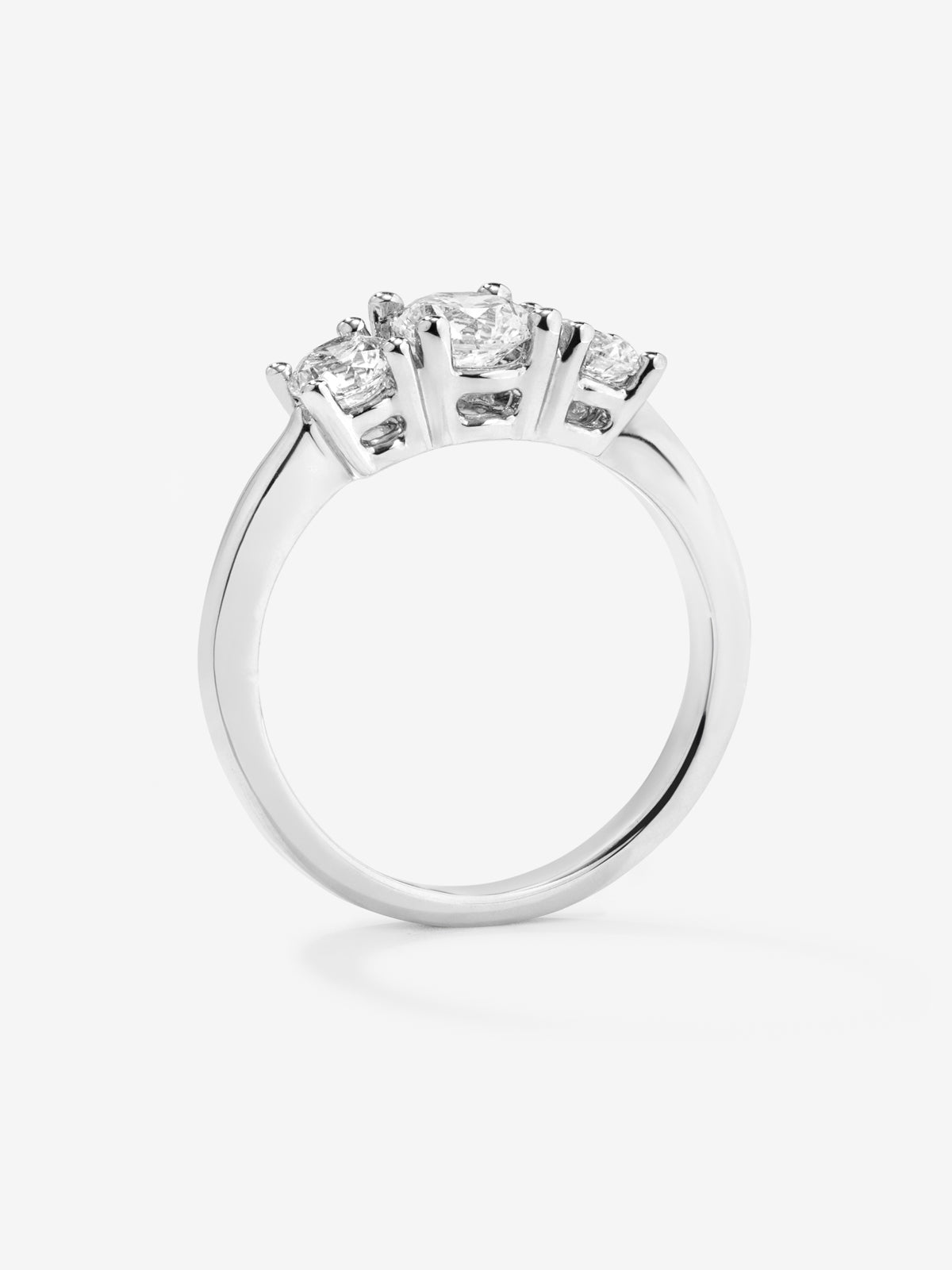 Anillo tresillo de oro blanco de 18K con 3 diamantes en talla brillante