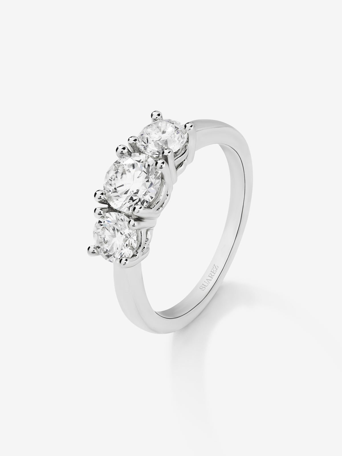 Anillo tresillo de oro blanco de 18K con 3 diamantes en talla brillante con un total de 1,5 cts
