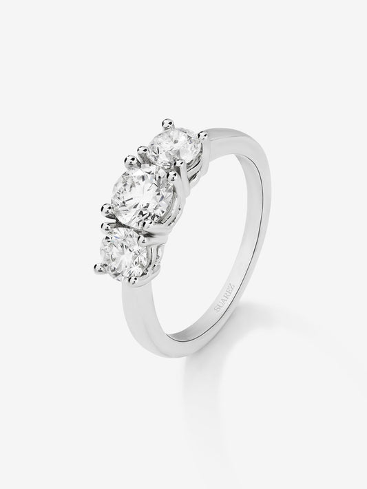 Anillo tresillo de oro blanco de 18K con 3 diamantes en talla brillante con un total de 1,5 cts
