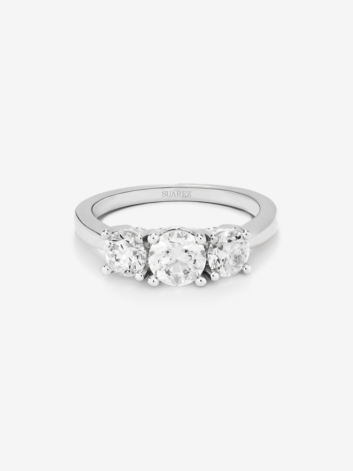 Anillo tresillo de oro blanco de 18K con diamantes blancos en talla brillante de 1,5 cts