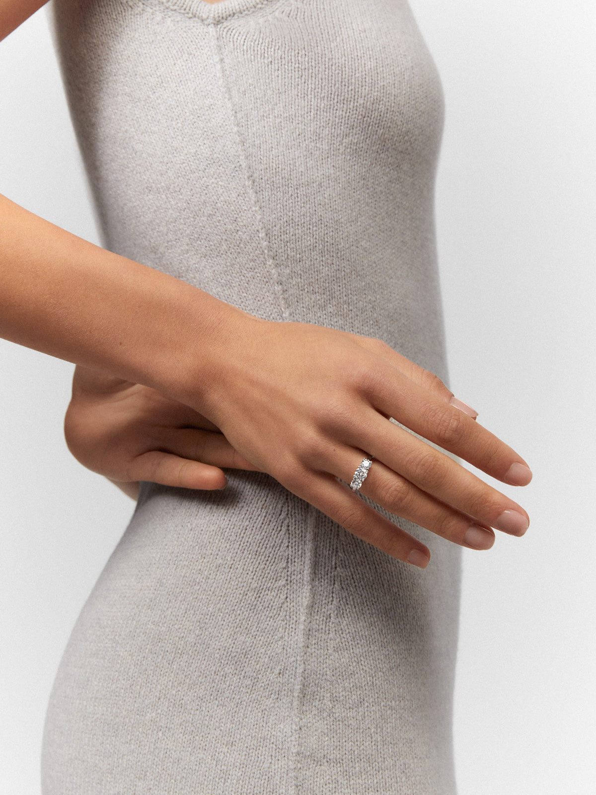 Anillo tresillo de oro blanco de 18K con 3 diamantes en talla brillante con un total de 1,5 cts