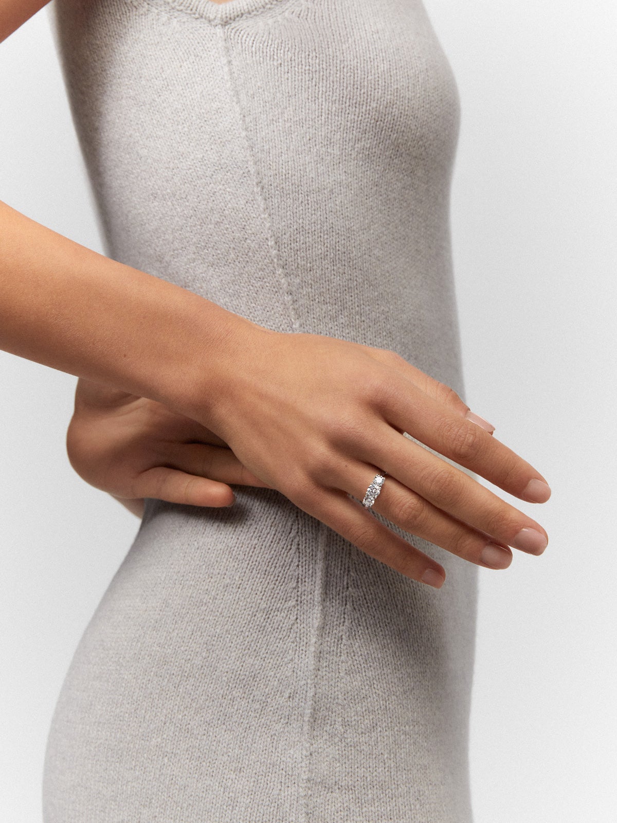 Anillo tresillo de oro blanco de 18K con 3 diamantes en talla brillante con un total de 1,5 cts