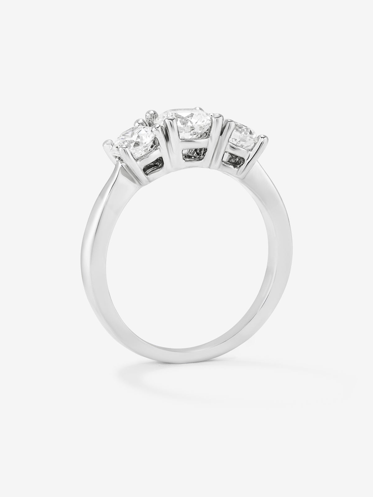 Anillo tresillo de oro blanco de 18K con 3 diamantes en talla brillante con un total de 1,5 cts