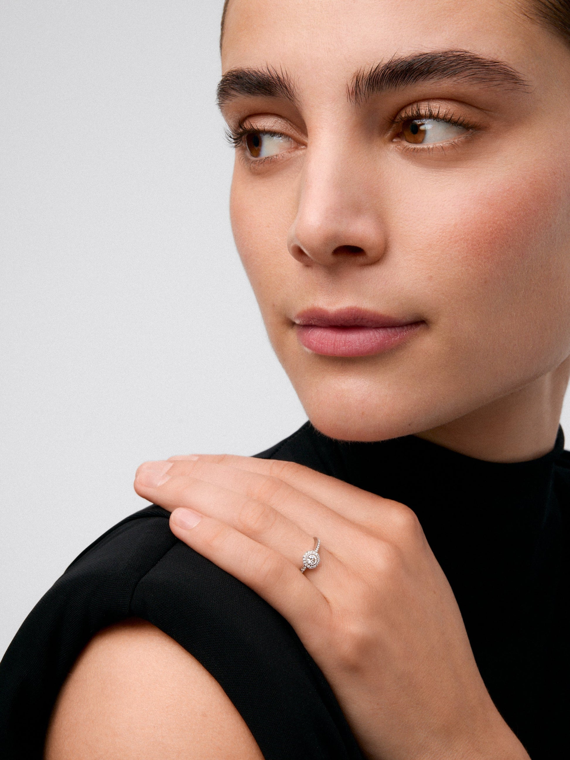 Anillo solitario de compromiso de oro blanco de 18K con diamantes