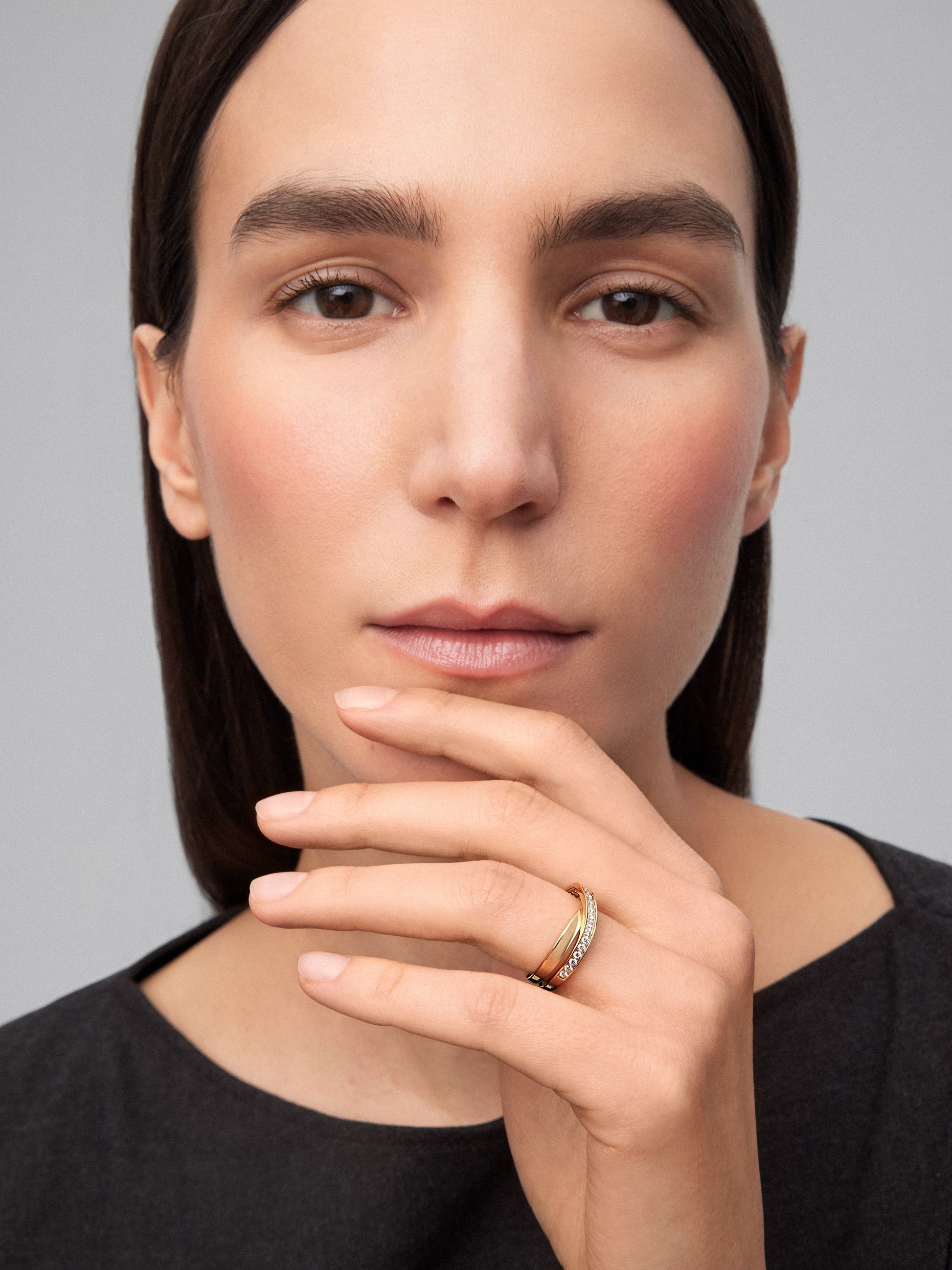 Anillo cruzado de oro amarillo de 18K con 20 diamantes en talla brillante con un total de 0,29 cts