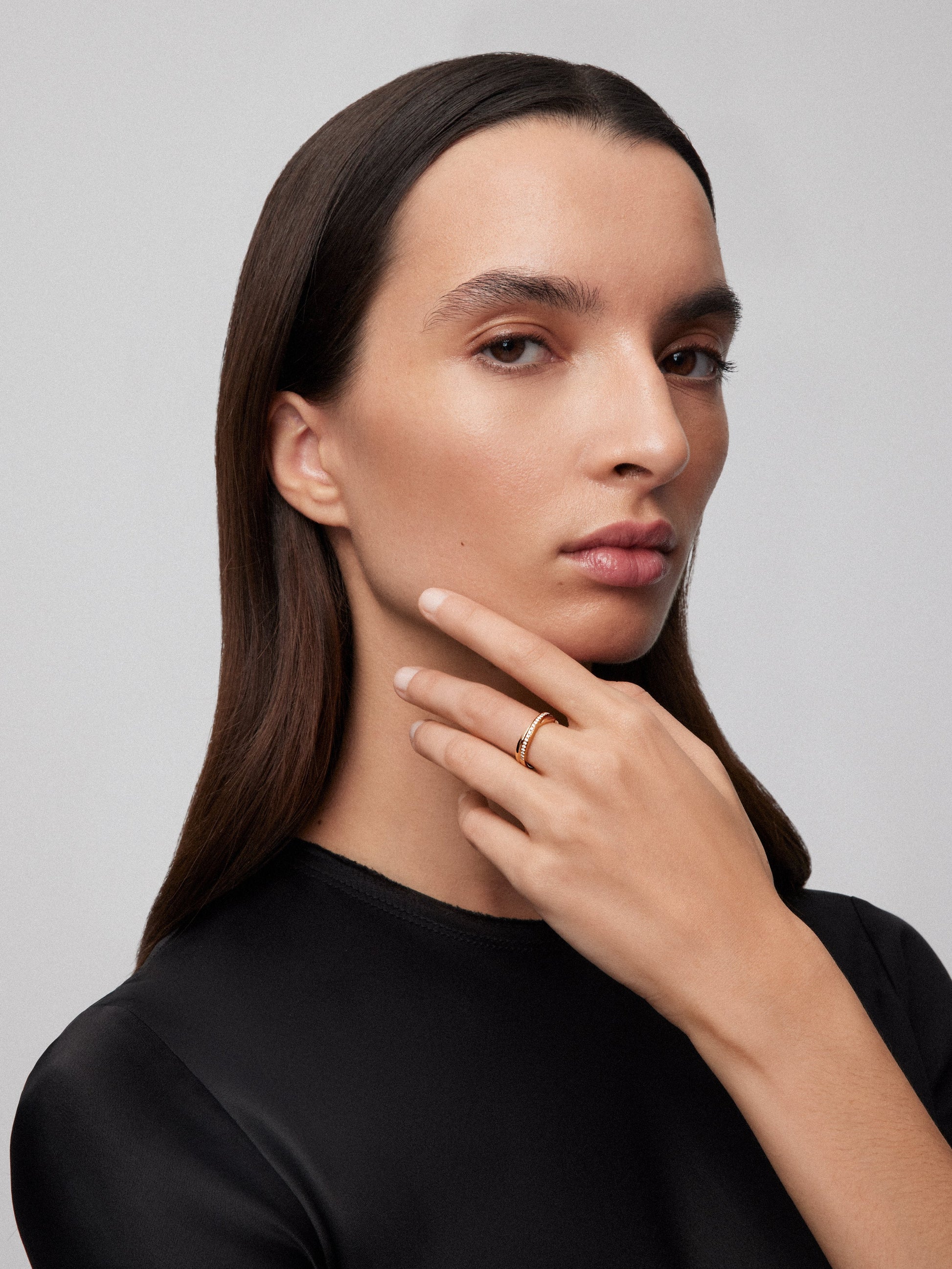 Anillo cruzado de oro rosa de 18K con 23 diamantes en talla brillante con un total de 0,18 cts