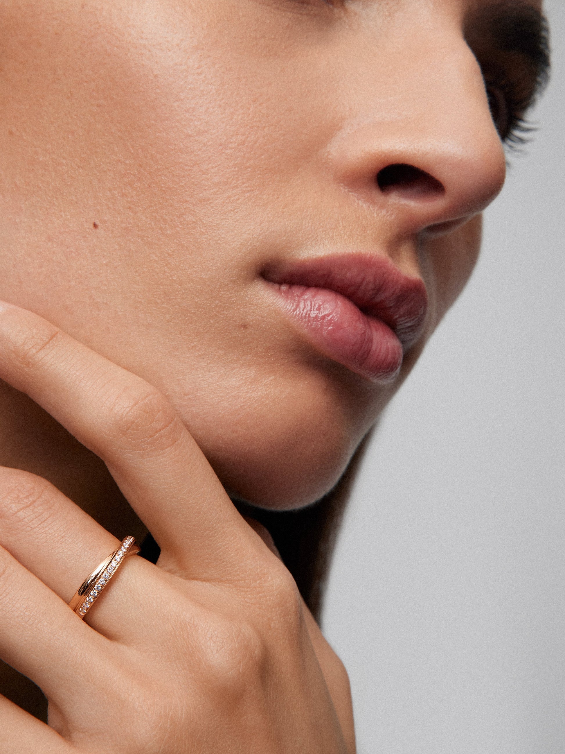 Anillo cruzado de oro rosa de 18K con 23 diamantes en talla brillante con un total de 0,18 cts