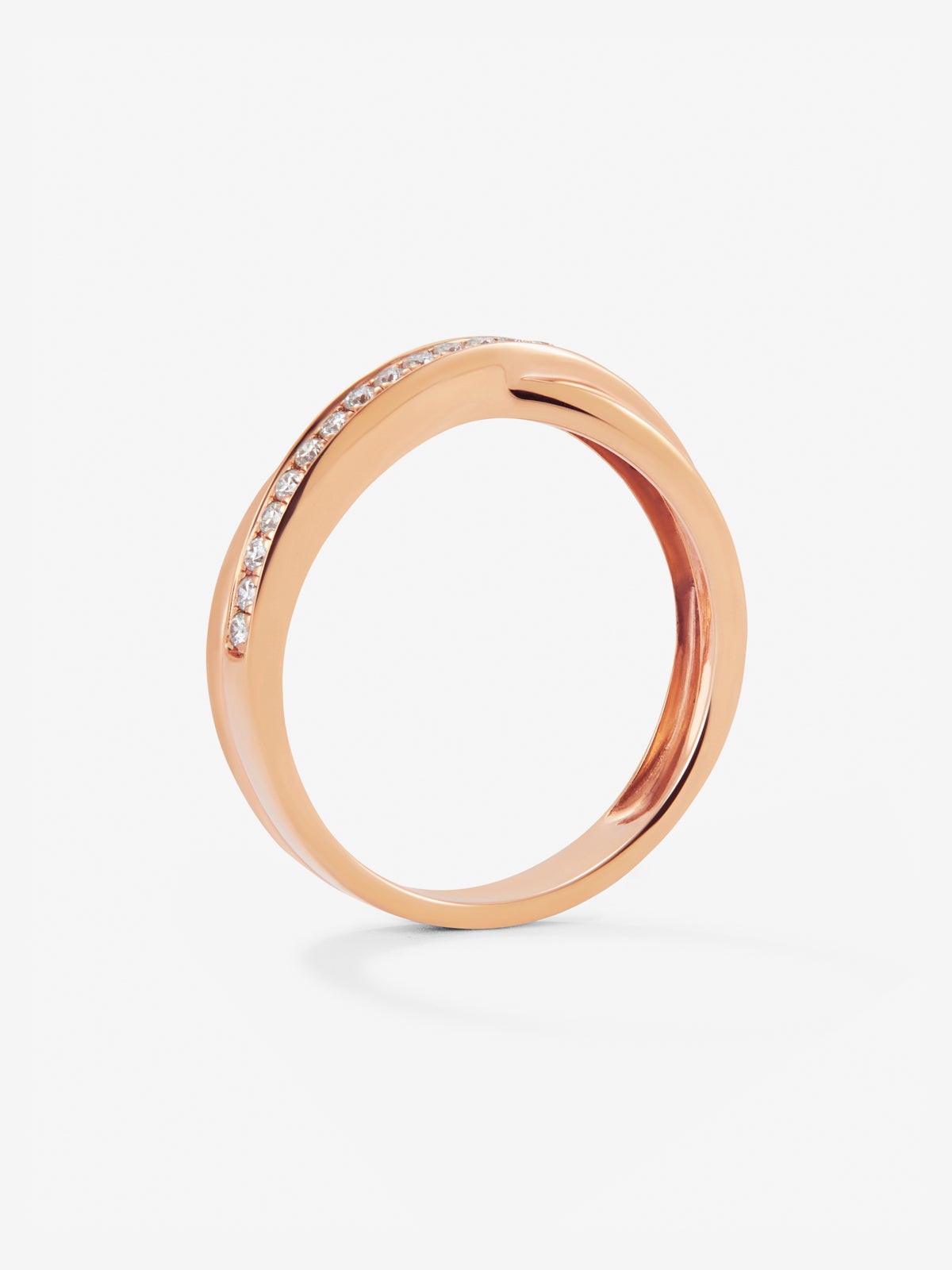 Anillo cruzado de oro rosa de 18K con 23 diamantes en talla brillante con un total de 0,18 cts