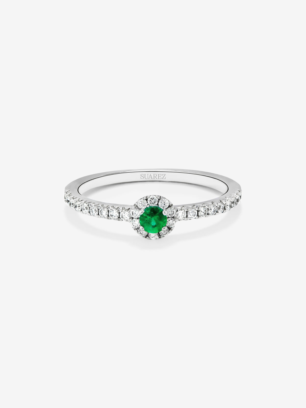 Anillo de oro blanco de 18K con esmeralda en talla brillante de 0,15 cts y brazo y orla de 26 diamantes en talla brillante con un total de 0,27 cts